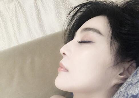 女神范冰冰睡觉被偷拍 闭目养神犹如睡美人_哔哩哔哩_bilibili