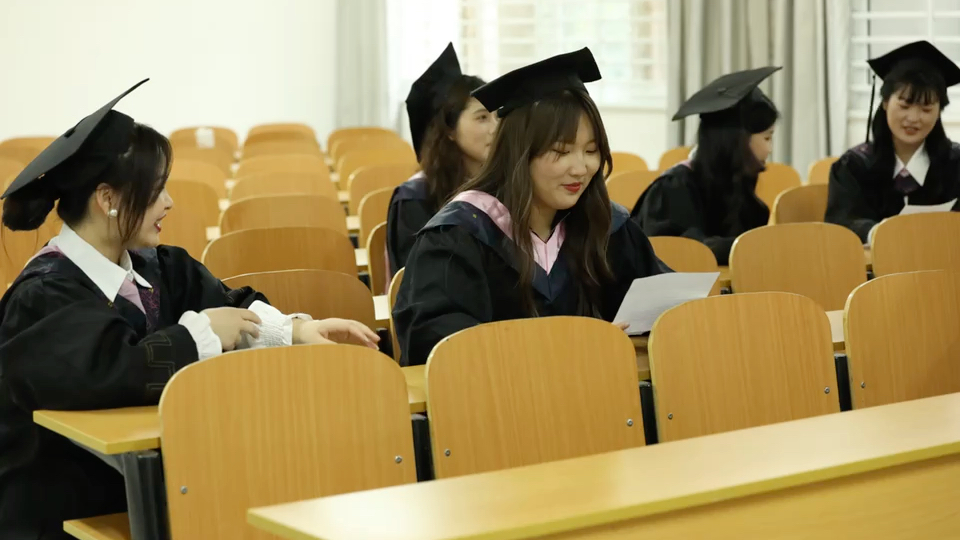 毕业的是我的大学生活,而不是我依然拥有千百万次可能的人生.