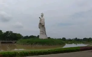 下载视频: 实拍汉中天汉湿地公园，带大家进去转转，有一尊汉水女神雕像很美