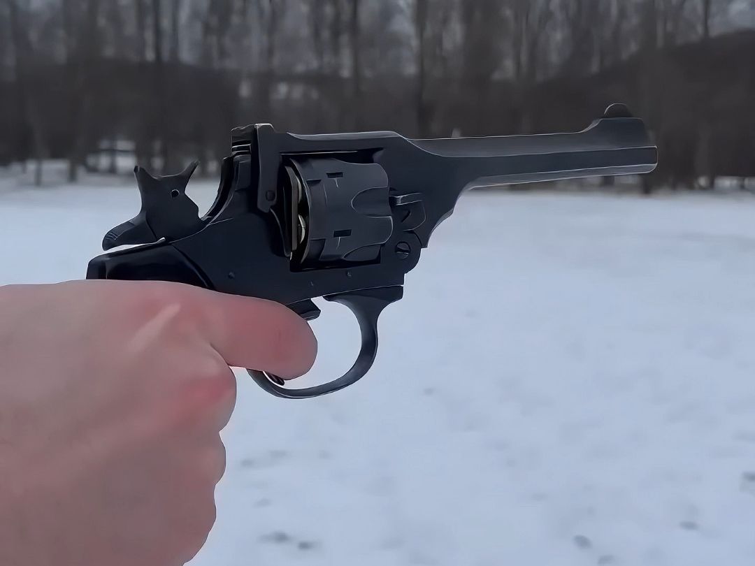 被香港警察吐糟几十年威力太小的的韦伯利左轮