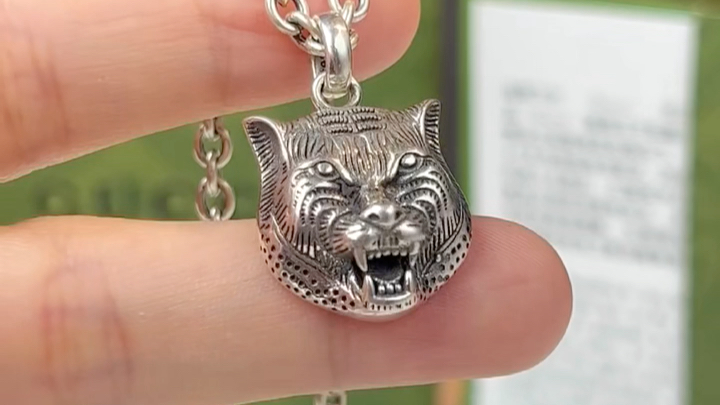 盘点一下高仿高仿gucci古驰复古涂层狮子头项链