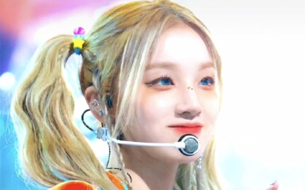 宋雨琦金发双马尾,活力辣妹爆现舞台!