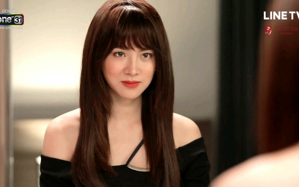 吹落的树叶nira对着镜子欣赏美美的自己并考虑再找去医生帮自己