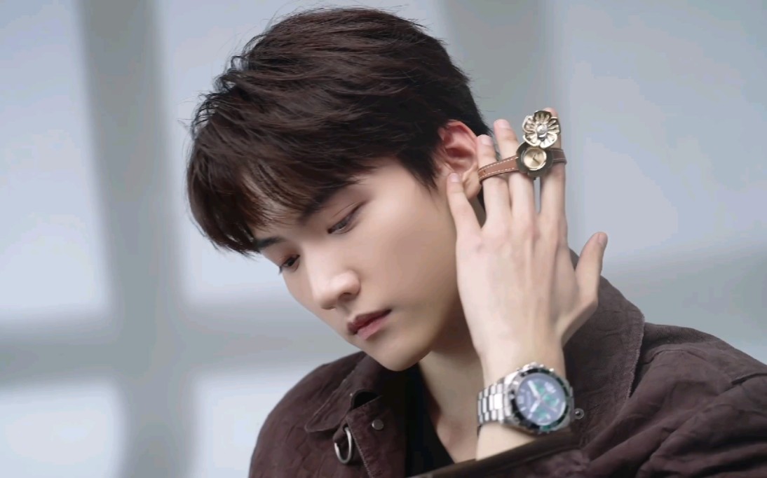 【into1周柯宇】突破风格畅想,尽情表达真我个性 与coach腕表品牌挚友