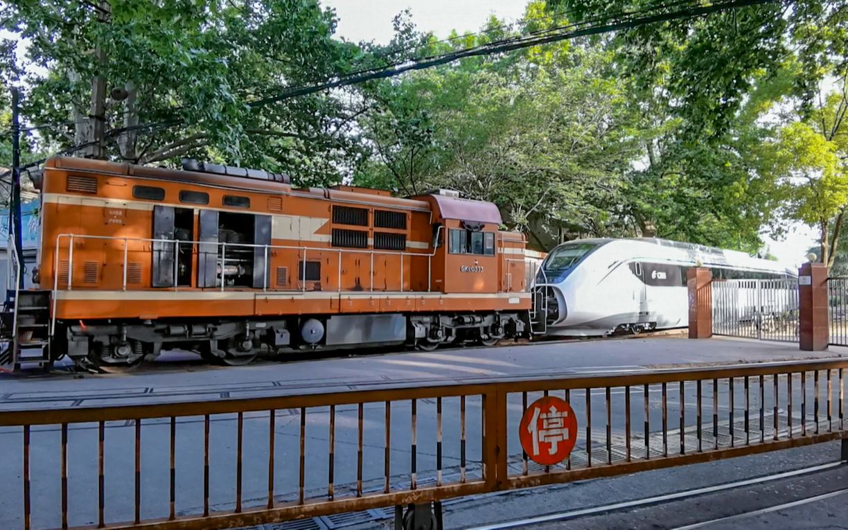 gk1c内燃机车0373号机牵引crh6f动车组0650号编成,浦镇车辆厂内调道