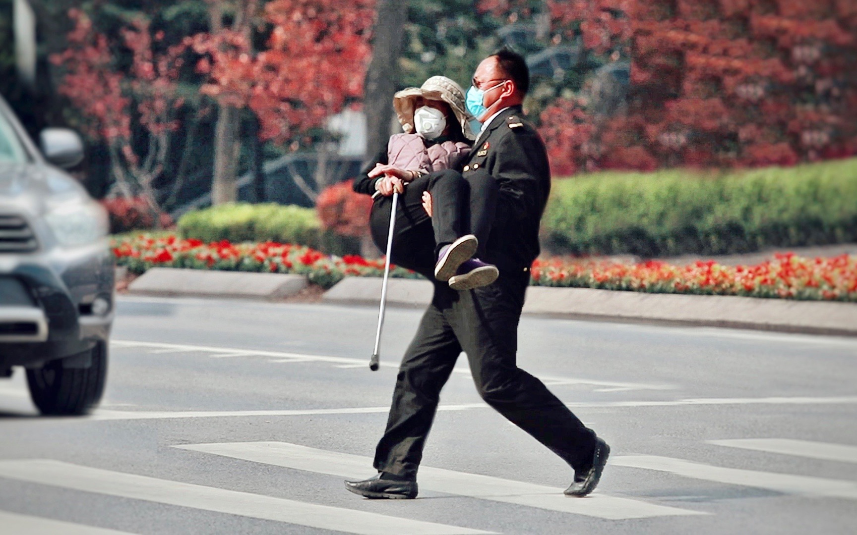 看到拄着拐杖过马路的她,有陌生人主动将她抱起!(社会实验)