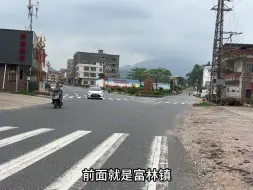 Download Video: 来到了云浮市的富林镇，很漂亮的一个小镇，统一的门店招牌很规整