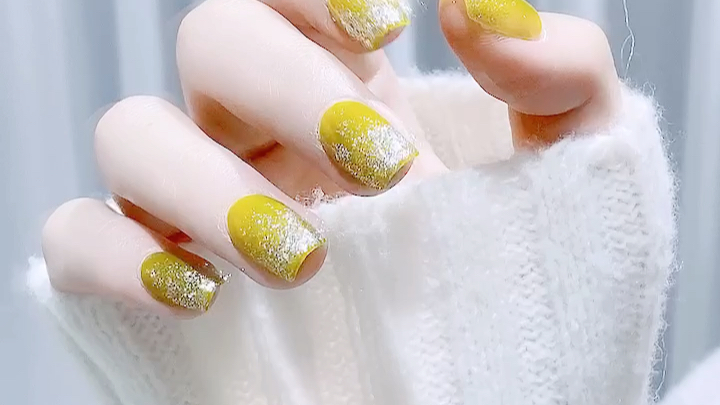 夏日清新显白芥末黄色色美甲