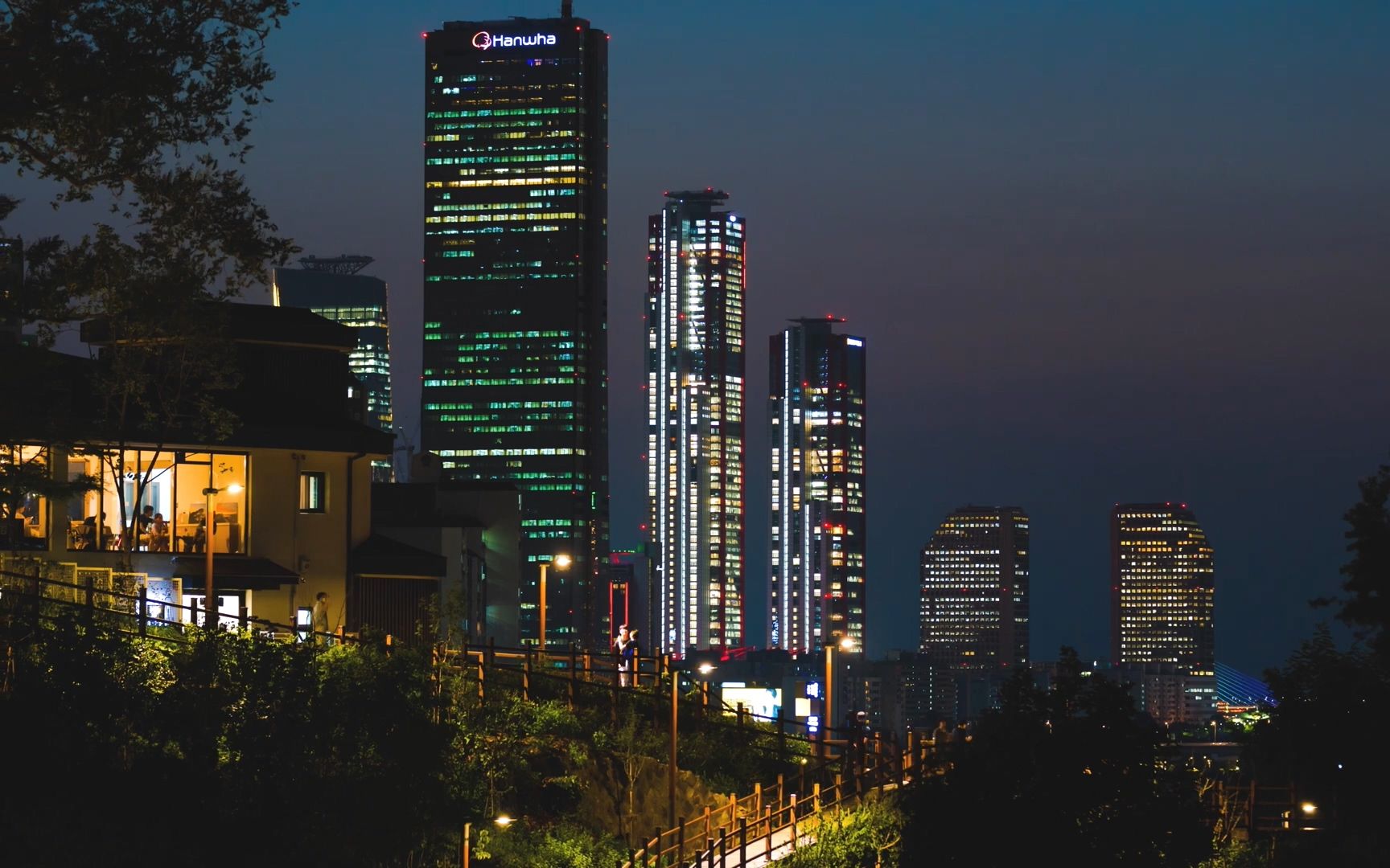 首尔城市yongyangbongjeojeong公园夜晚散步 摩天大楼夜景灯光