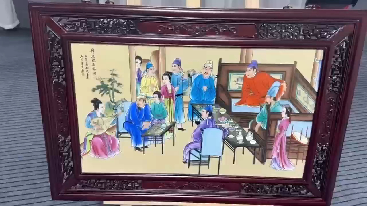 《韩熙载夜宴图》瓷板画,由被誉为"国瓷泰斗""粉彩大王"的张松茂大师