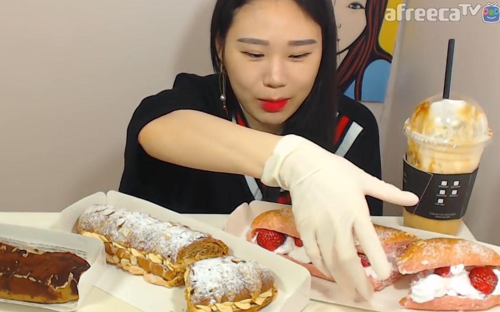 韩国吃播卡妹吃面包系列 提拉米苏面包草莓软糖摩卡焦糖_哔哩哔哩 (゜