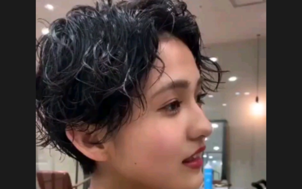 【女生发型推荐】女生短发发型羊毛复古小卷,让你的颜值气质更上一个