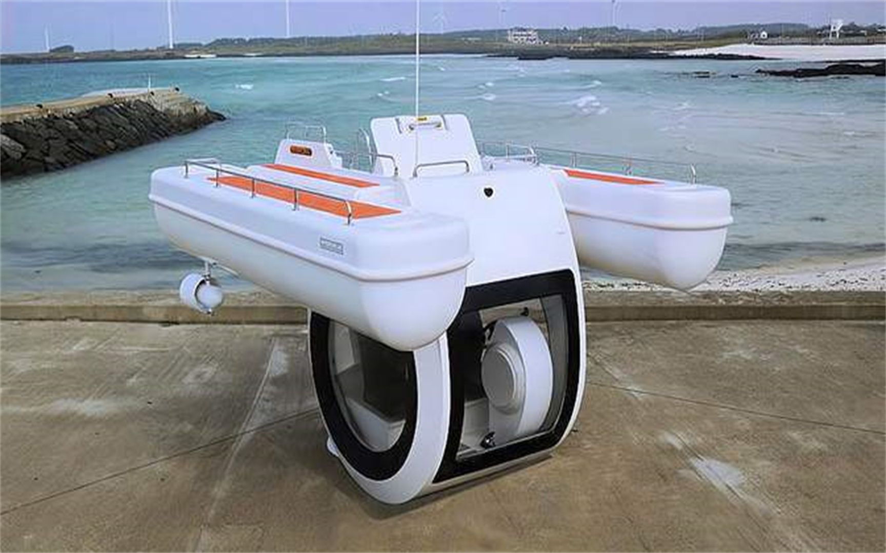 老外发明这款半潜艇,水上水下各一半,网友:土豪的玩具!