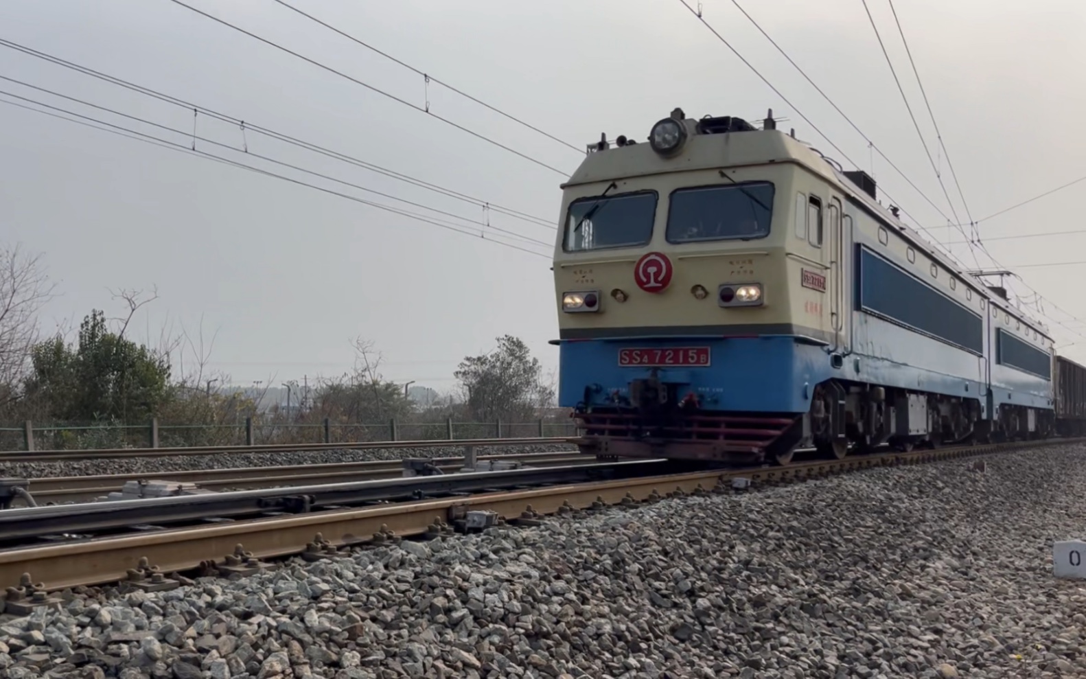 成局西段ss4 7215牵引货列出院山线路所进成都北编组