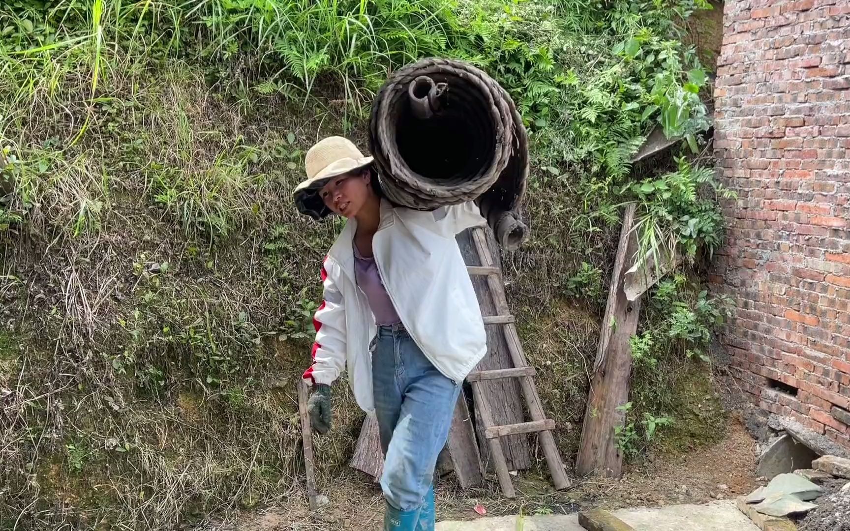 贵州小潘清理家里的垃圾太累啦,晚上炒新鲜肉犒劳一下自己