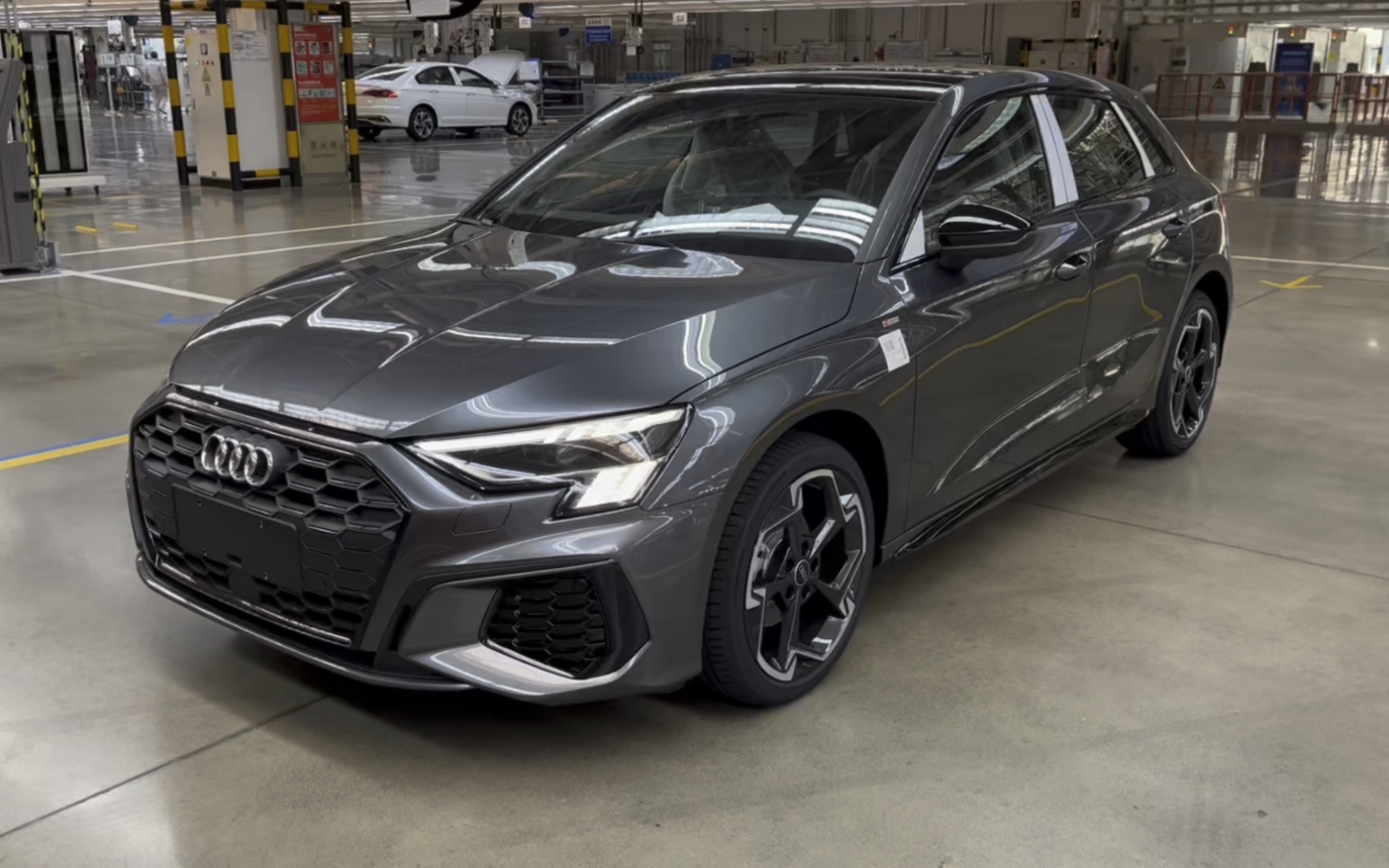 23款奥迪a3天云灰豪华运动版选装矩阵大灯和黑光包,漂亮!