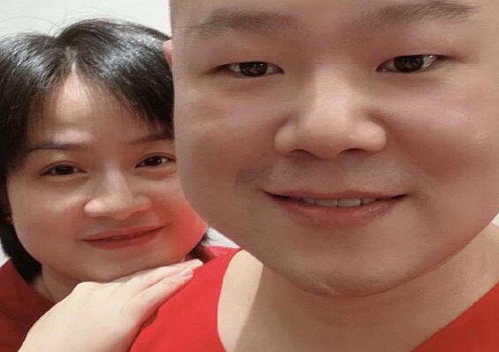 央视春晚第一个下班的人,岳云鹏和老婆穿上情侣睡衣双双准备睡觉