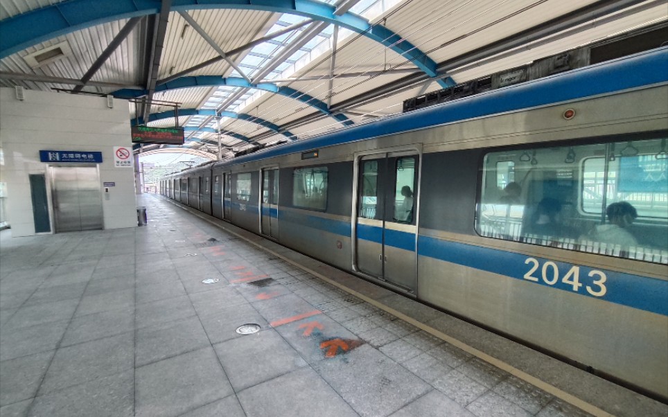 大连地铁12号线列车4b编组和东芝电机从起点站旅顺新港站进站去往河口