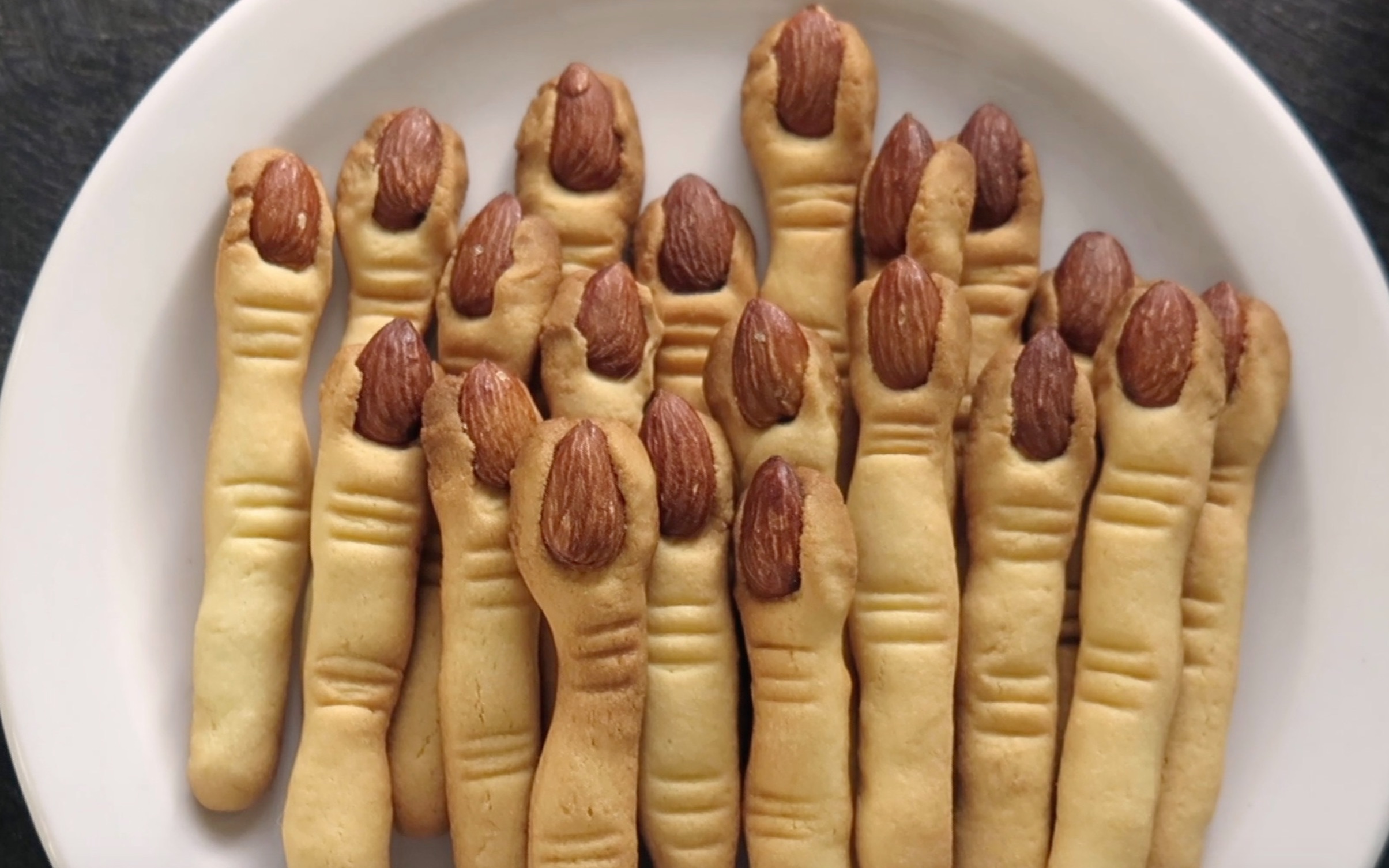 女巫手指饼干 万圣节必玩儿美食项目 就是烤手指饼干 简单有趣说的就