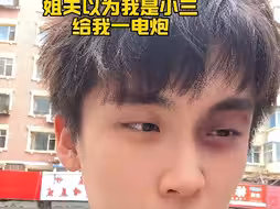 男生挎着姐姐胳膊逛街，误会的姐夫上来就给小舅子一拳