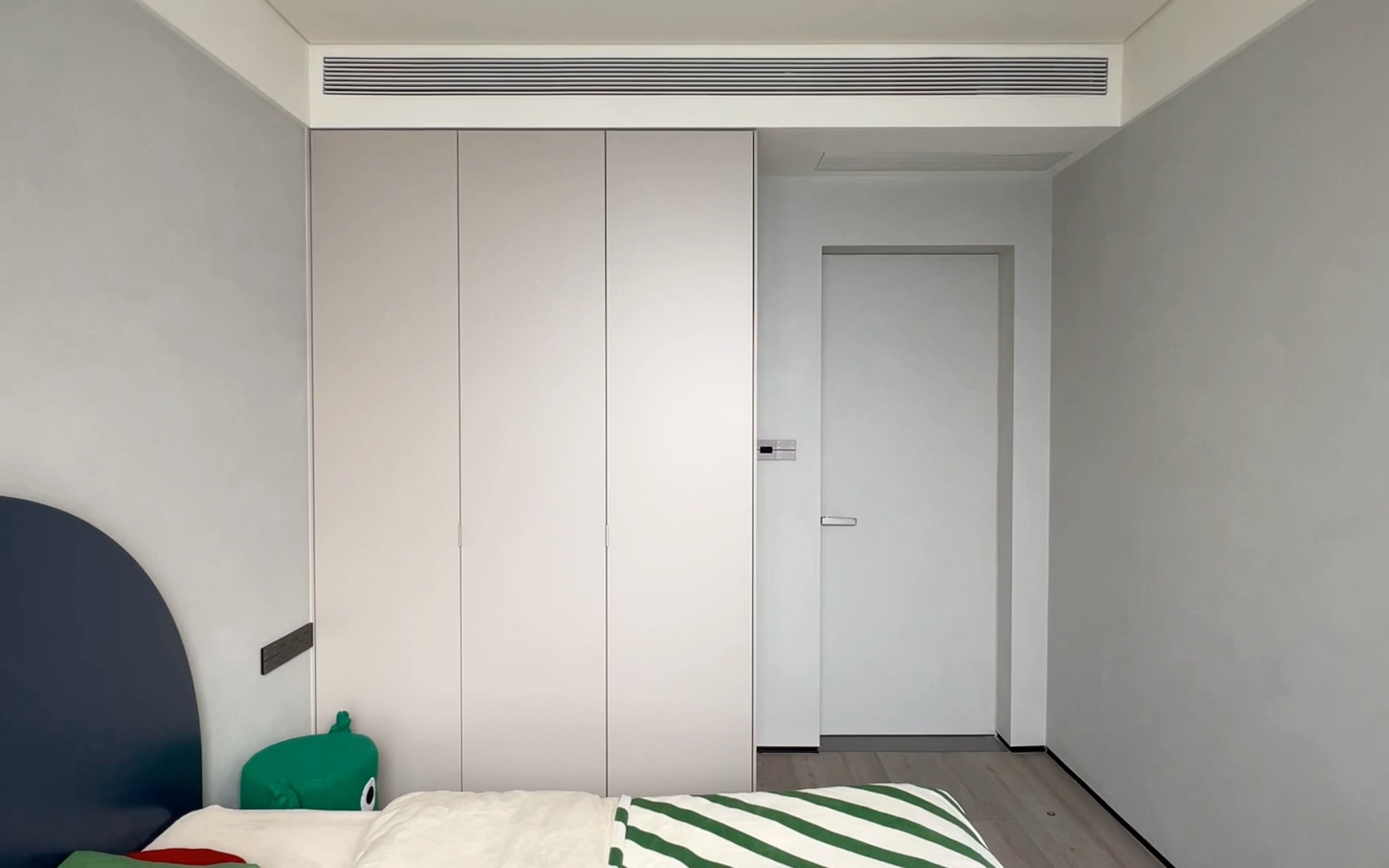 用色柔和的儿童房衣柜,百搭儿童房的缤纷配色,生动感满满.