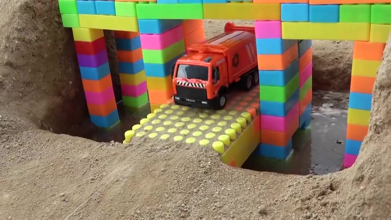 [图]Bridge Construction Vehicles, Fire Truck, Dump Truck Toys