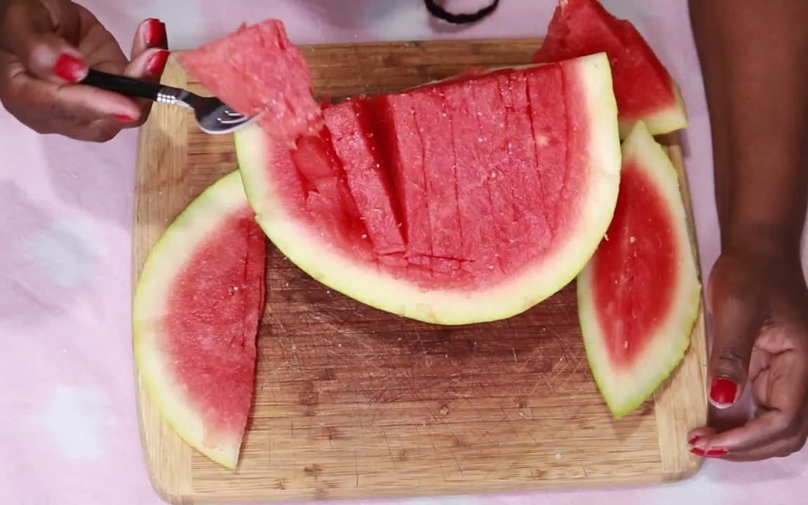 【百变阿姨】SAVORY SWEET WATERMELON IN THE SUMMER EATING SOUNDS (NO TALKING)哔哩哔哩bilibili