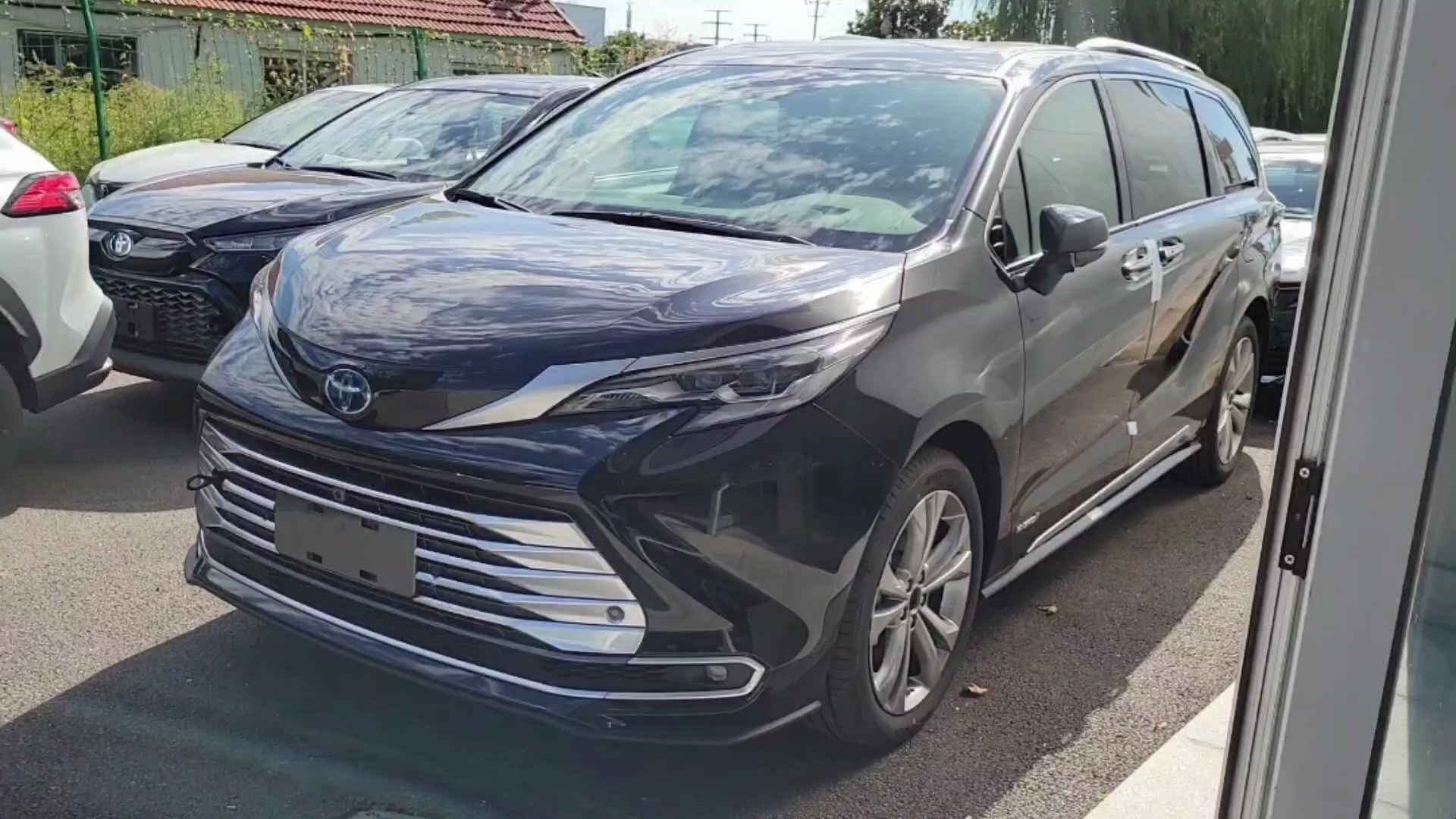 五一放假,去4s店提了丰田塞纳,这车现在优惠不少,落地多少?