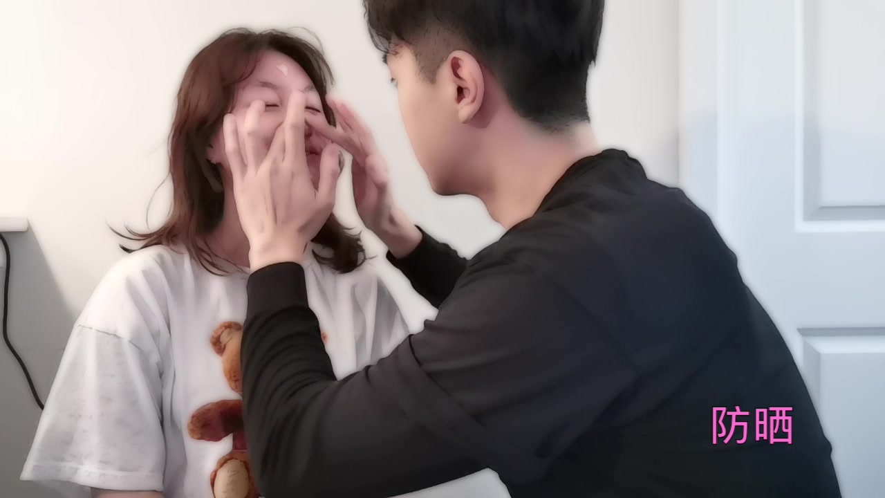 搞笑视频 直男手把手给女朋友化妆 boyfriend does my makeup 男朋友