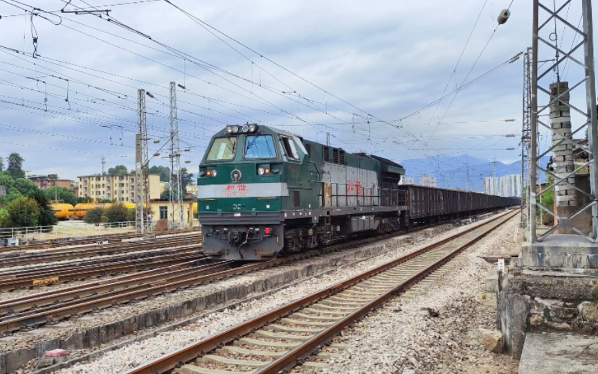 美系机车的咆哮声,漳龙铁路和谐n5牵引货列离开车站