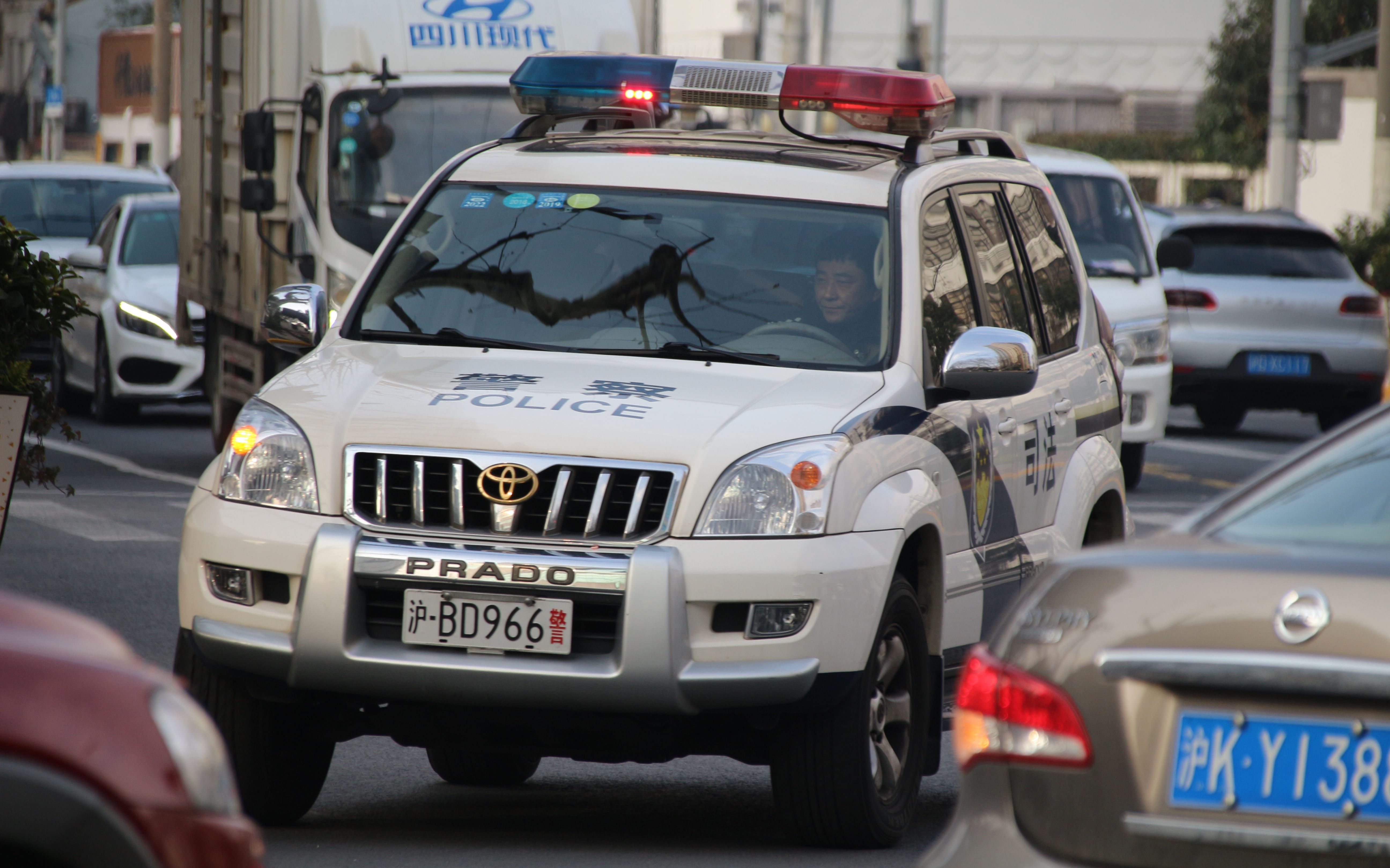 【上海司法】高频爆闪普拉多
