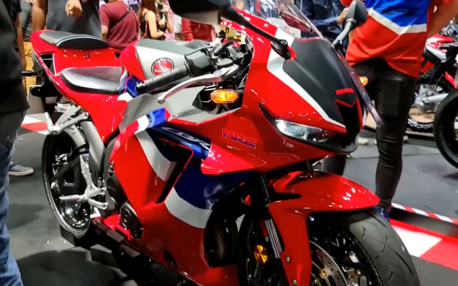 2022新本田cbr600rr实拍中量级仿赛太帅了梦寐以求的跑车