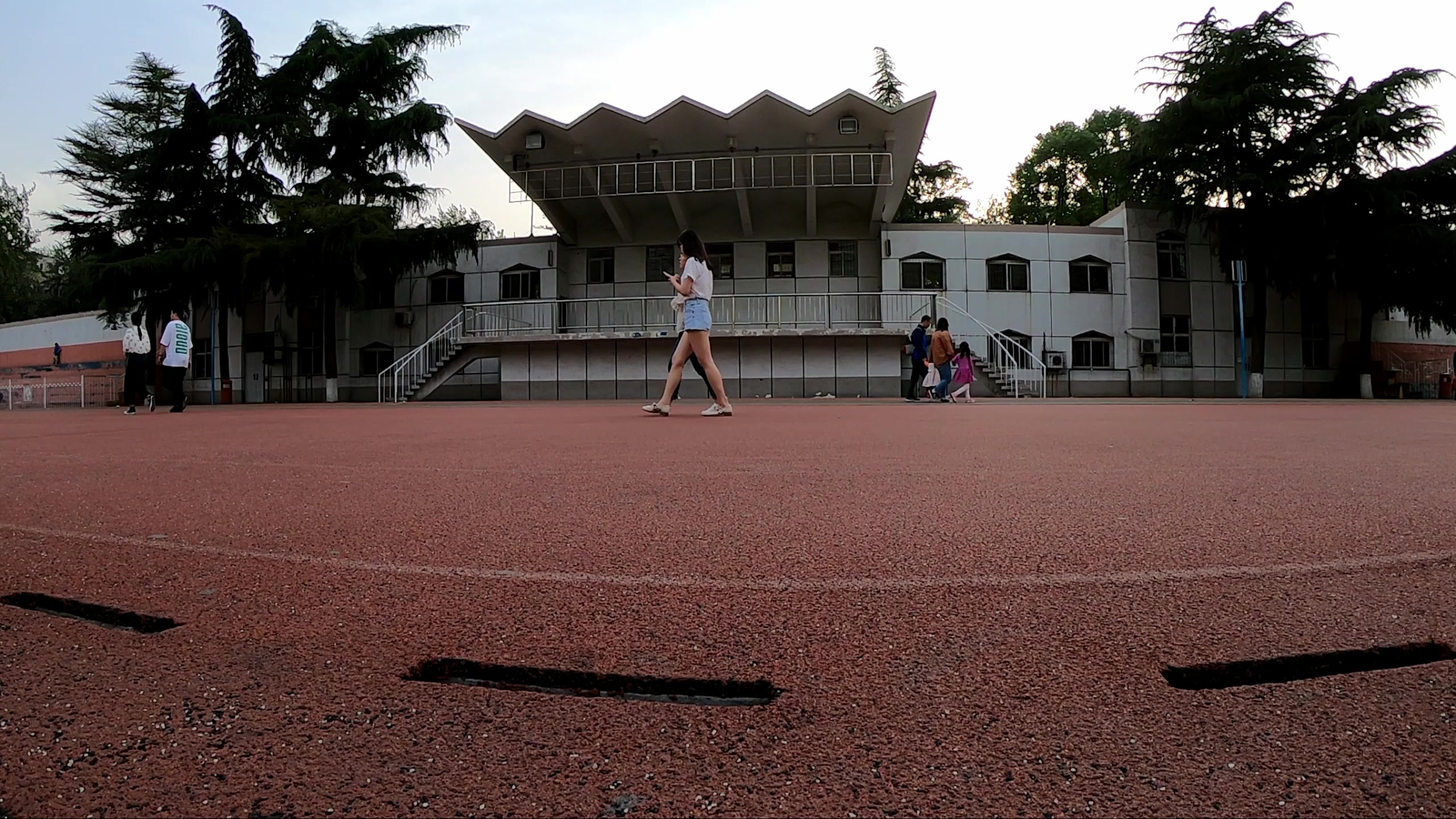 汇华学院操场跑两圈哔哩哔哩bilibili