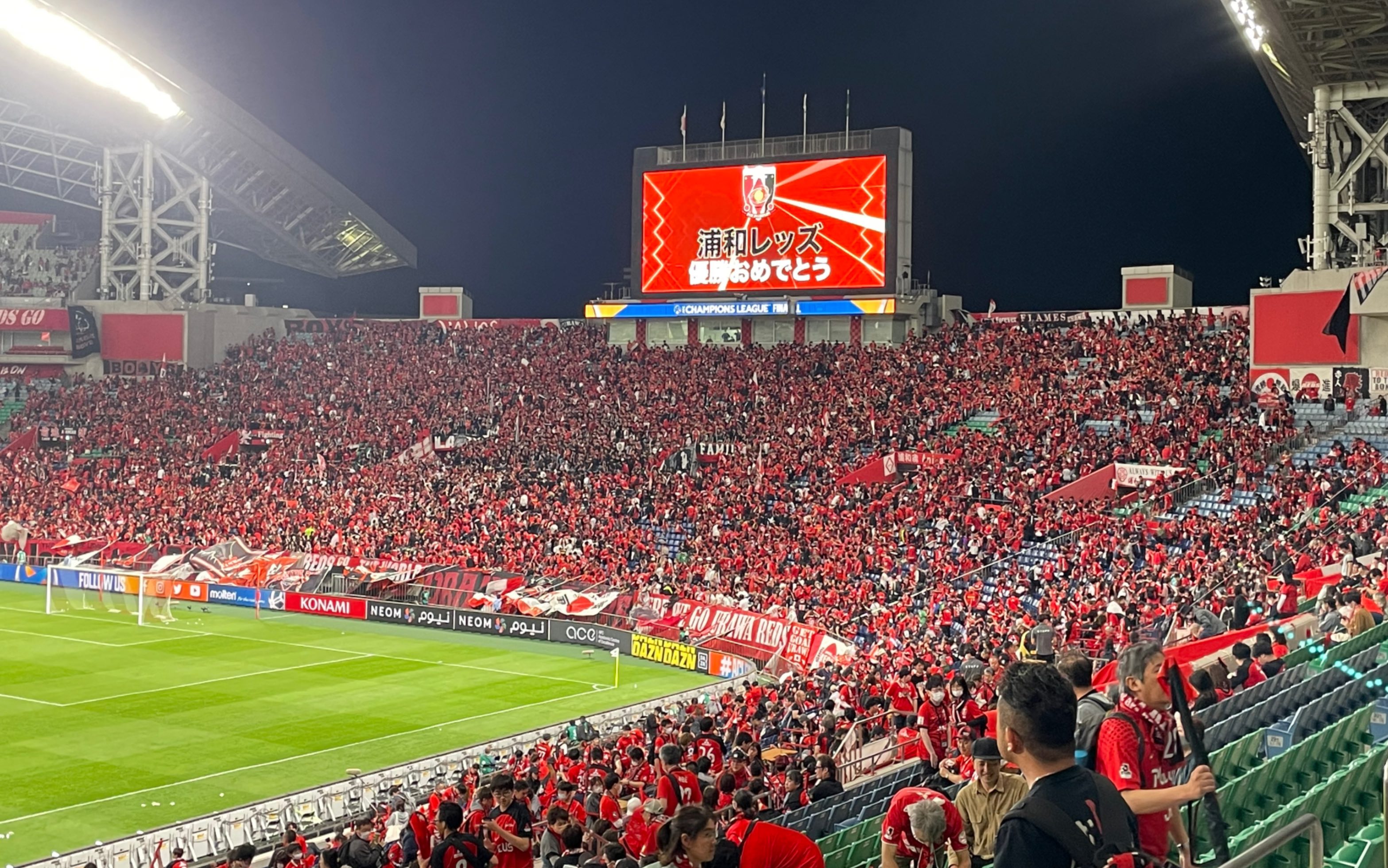 夺冠后浦和五万球迷合唱《we are diamonds》