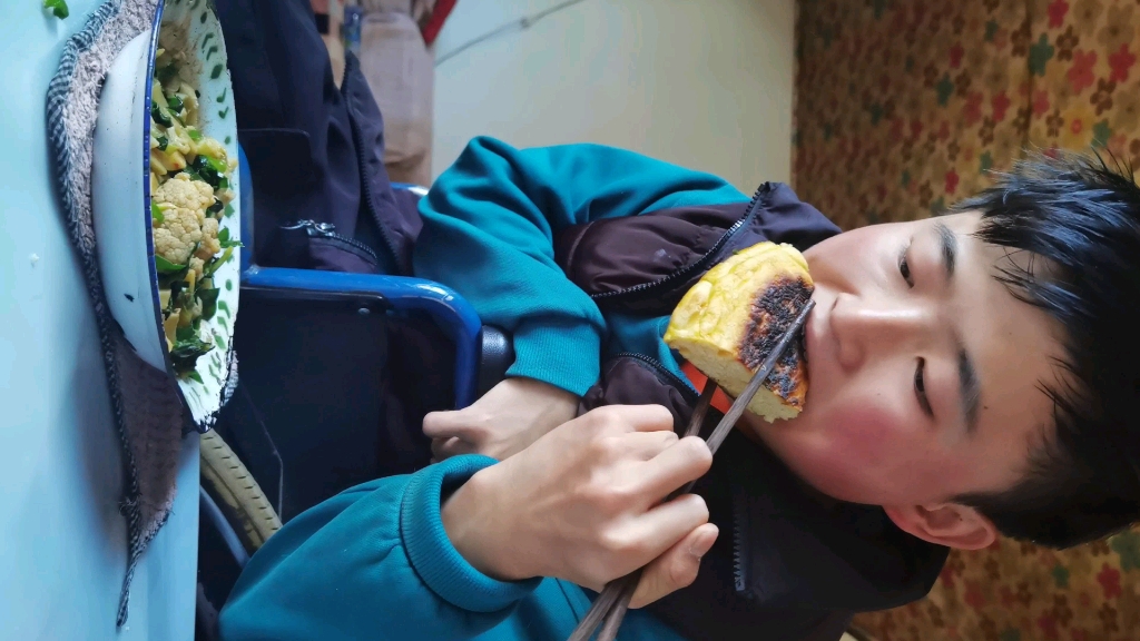 轮椅男孩吃饭的样子