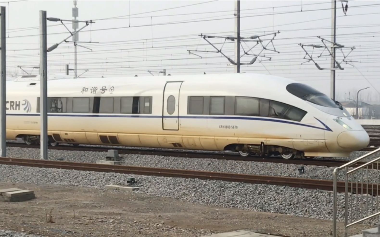 中国高速铁路g5536次列车进入临沂北站