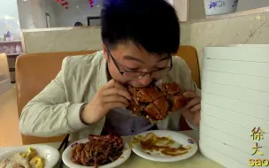 Скачать видео: 大sao吃自助餐，两斤大肘子配火锅烤肉，吃得老板都怕，真过瘾