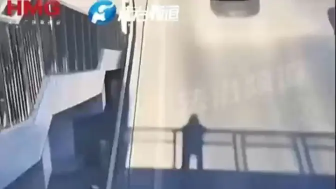 女生在天桥上玩影子游戏 红车：算了陪她玩玩