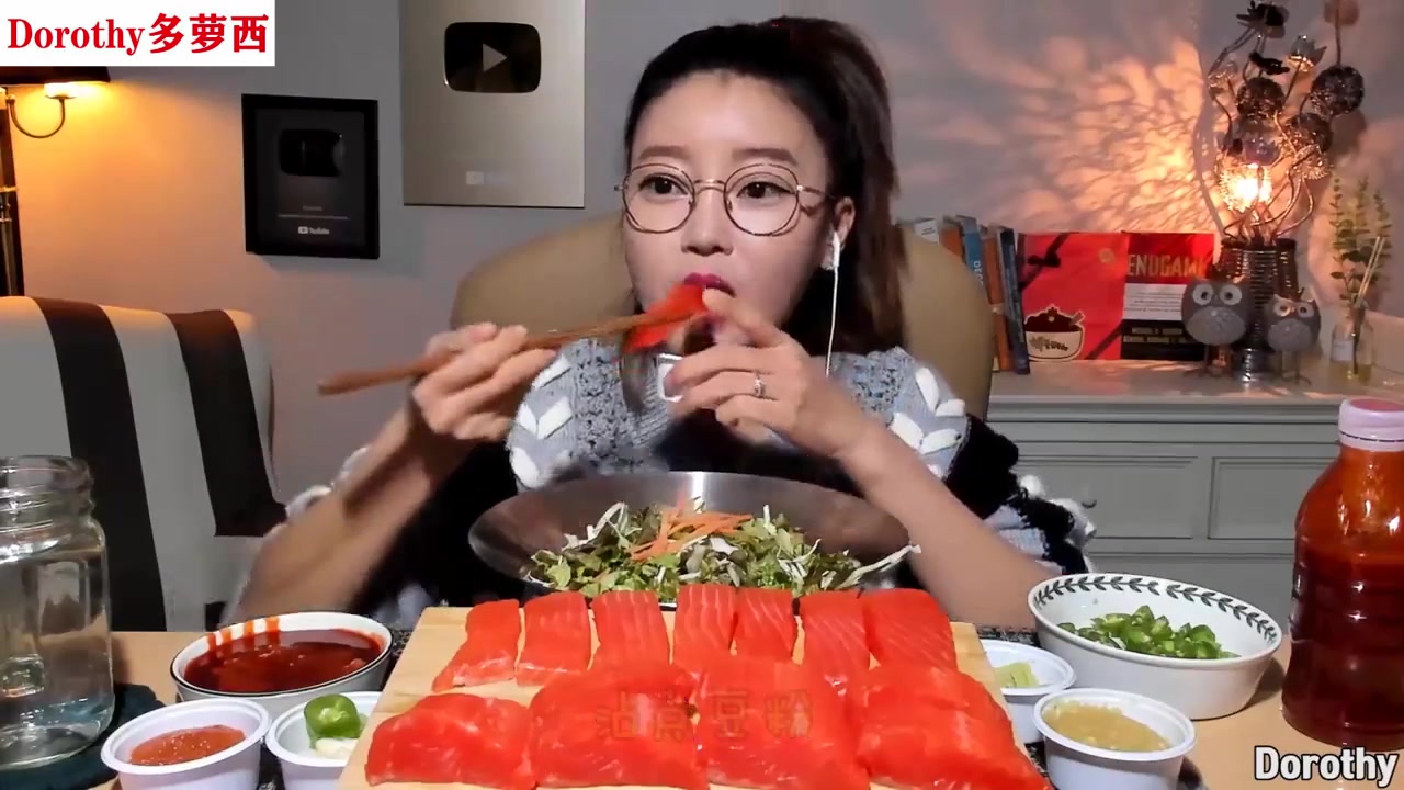 dorothy多萝西吃播吃生鳟鱼片很劲道薄片可以拌蔬菜吃你们也可以试试
