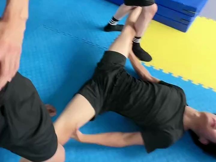 舞蹈男生基本功--青蛙趴,压横叉