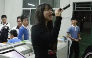 Télécharger la video: 开口脆！14岁小女孩在学校翻唱《罪恶王冠》，同学都惊呆了！