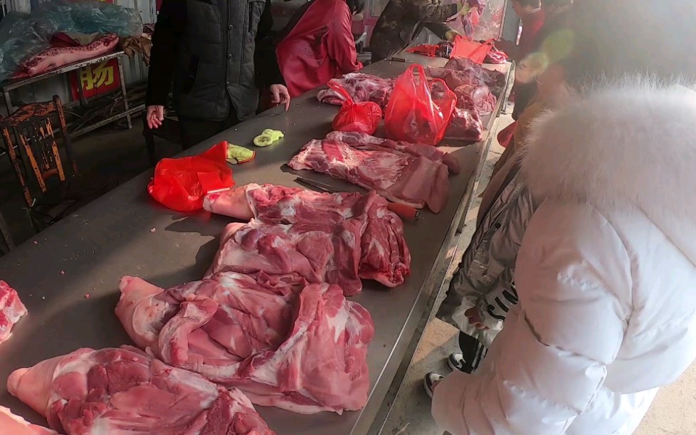 去猪肉市场买肉过年,看完价格感觉还是吃不起啊,忍痛割肉