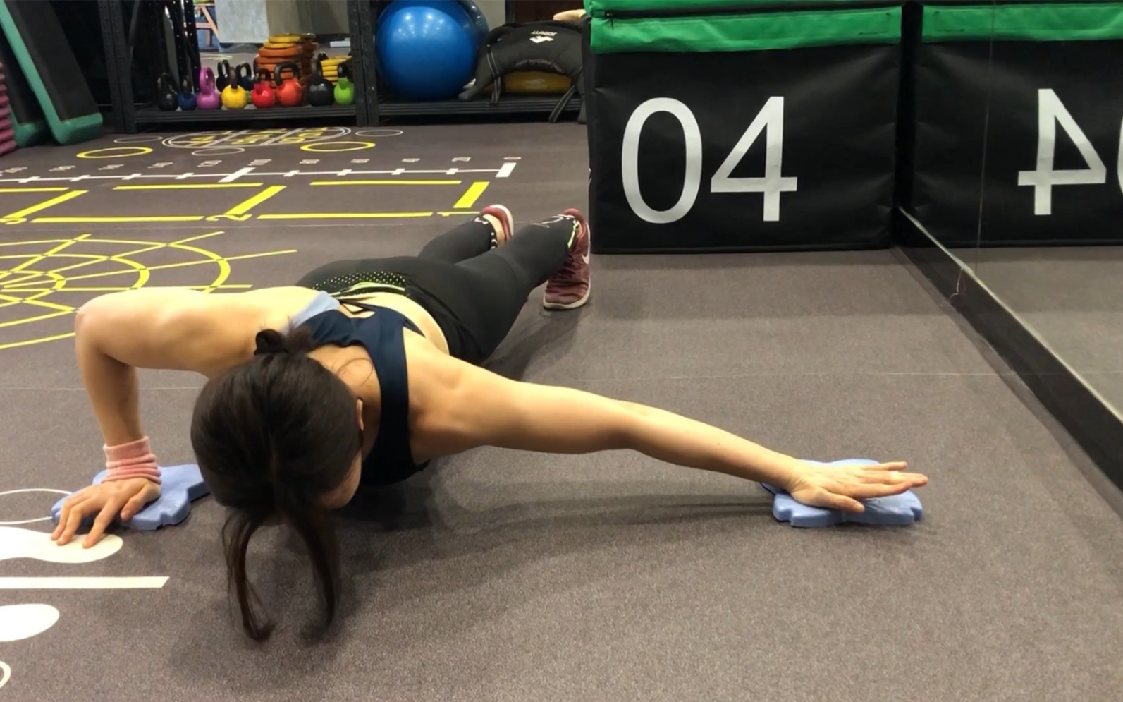 女生射手俯卧撑