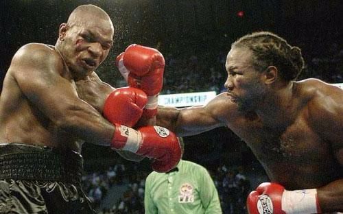 2002年6月8日,拳坛世纪之战:刘易斯vs泰森,两大重量级拳王对决,全场