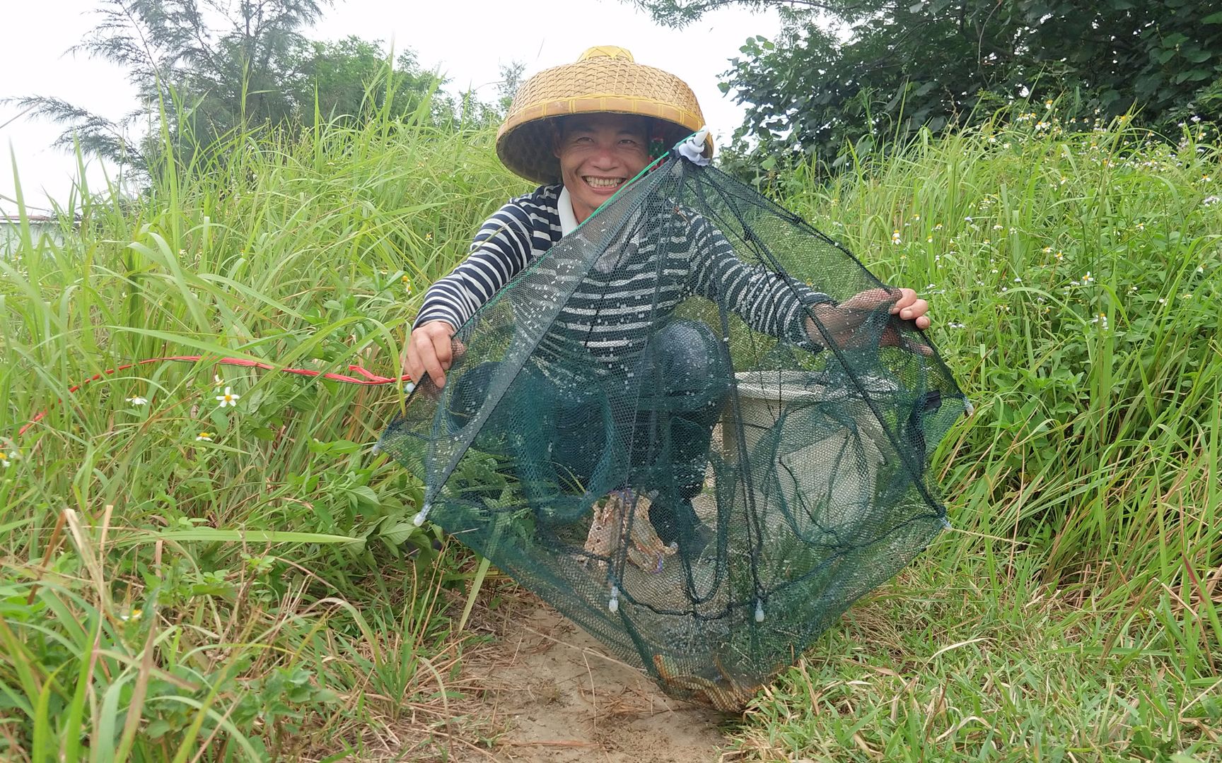 小渔翁赶海新花样多,将鱼笼放到水里,第二天就收获好多螃蟹和鱼_哔哩