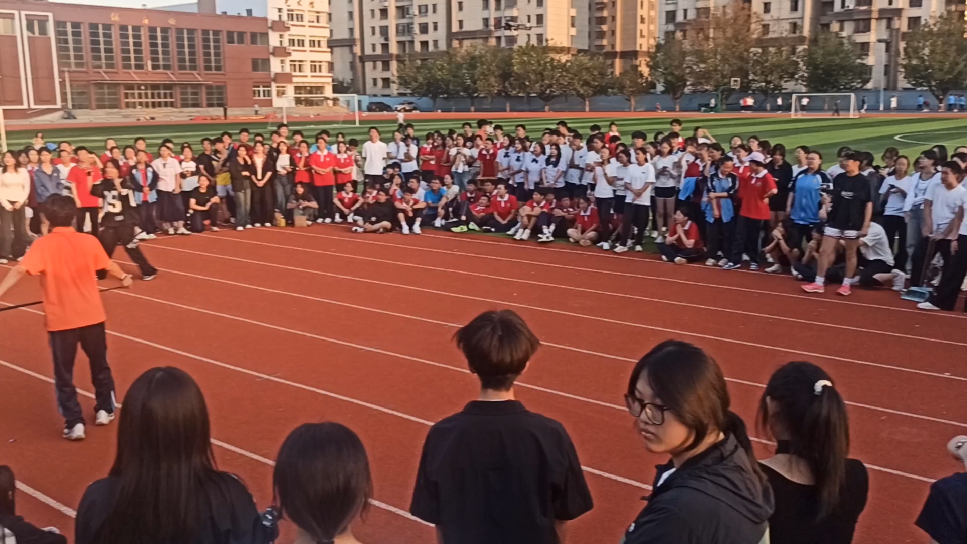 大连市108中学运动会随舞环节观众视角