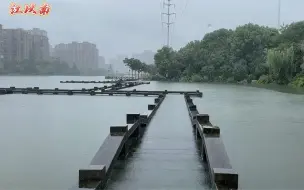 Скачать видео: 是不是又想来江以南这里找安慰