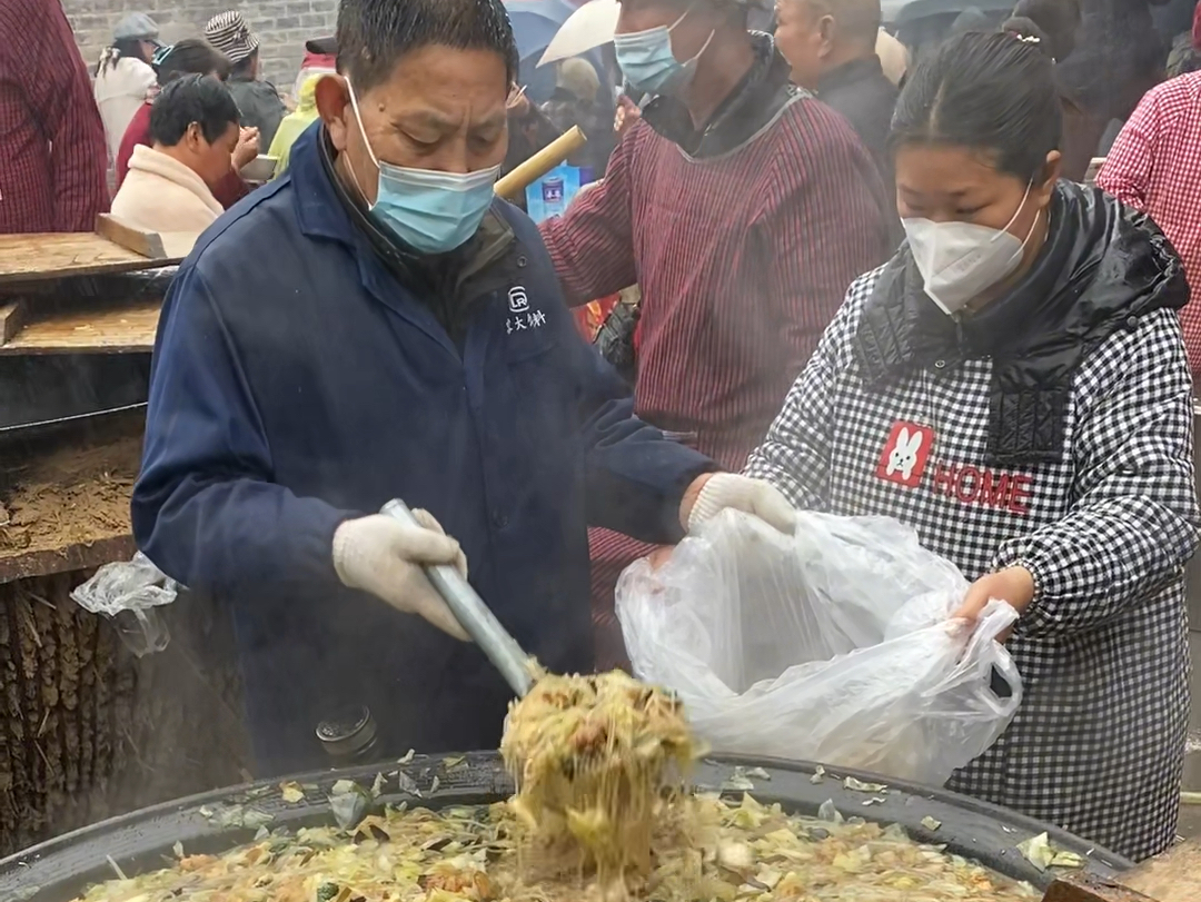 河南安阳汤阴大锅菜,一锅800碗,下着大雨也挡不住大家的热情哔哩哔哩bilibili