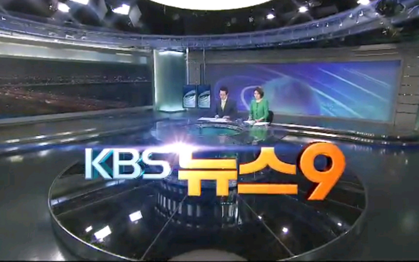 【广播电视】韩国放送公社《KBS 9点新闻》OP/ED[2013.4.7(日曜日),含部分内容提要和天气预报;主播“李珠汉”和“朴智贤”最后的出镜]哔哩哔哩...