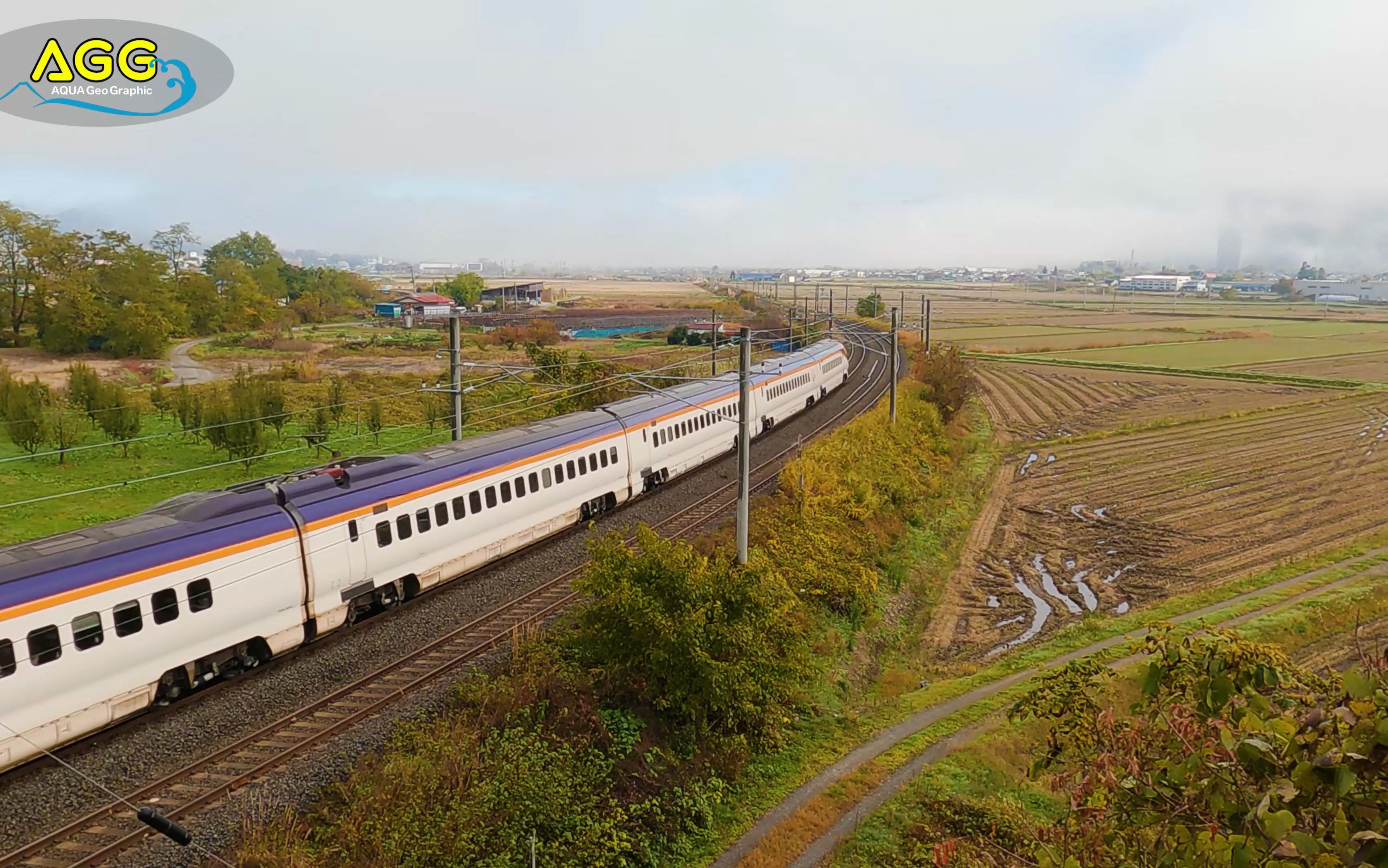日本铁道以红叶和上山城为背景行驶的山形新干线e3系翼